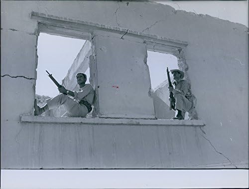 Реколта снимка винтажной снимки на войници, седнали на прозореца на срутената сграда, по време на бунтовете в Ирак. Снимка е направена на 9-ти август 1958 г.